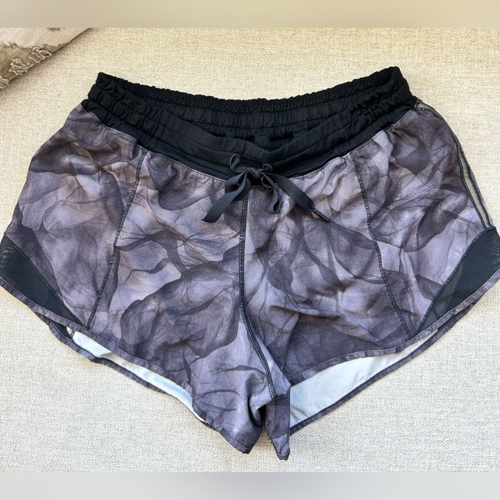 Lululemon Hotty Hot 3.5” Midnight Tulle
Multi Black Shorts, size 10
